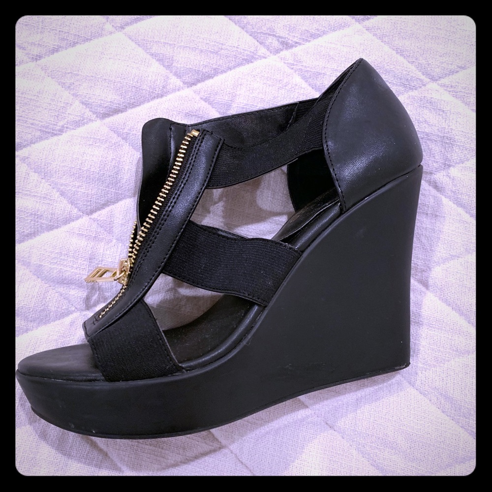 Black wedges